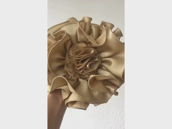 Brosa aurie creata din organza