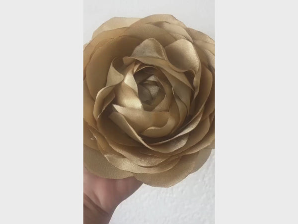 Brosa aurie din organza