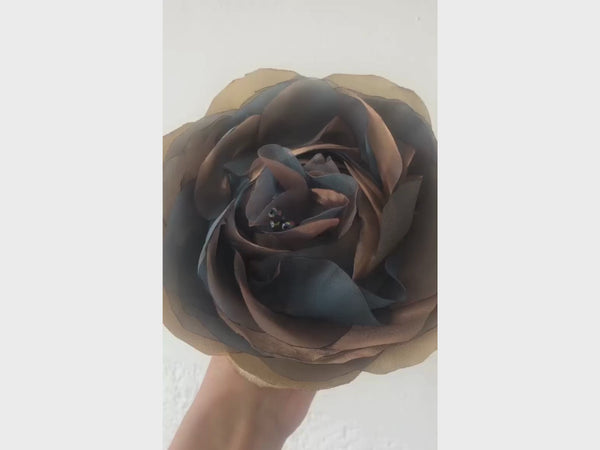 Brosa albastru&auriu din organza